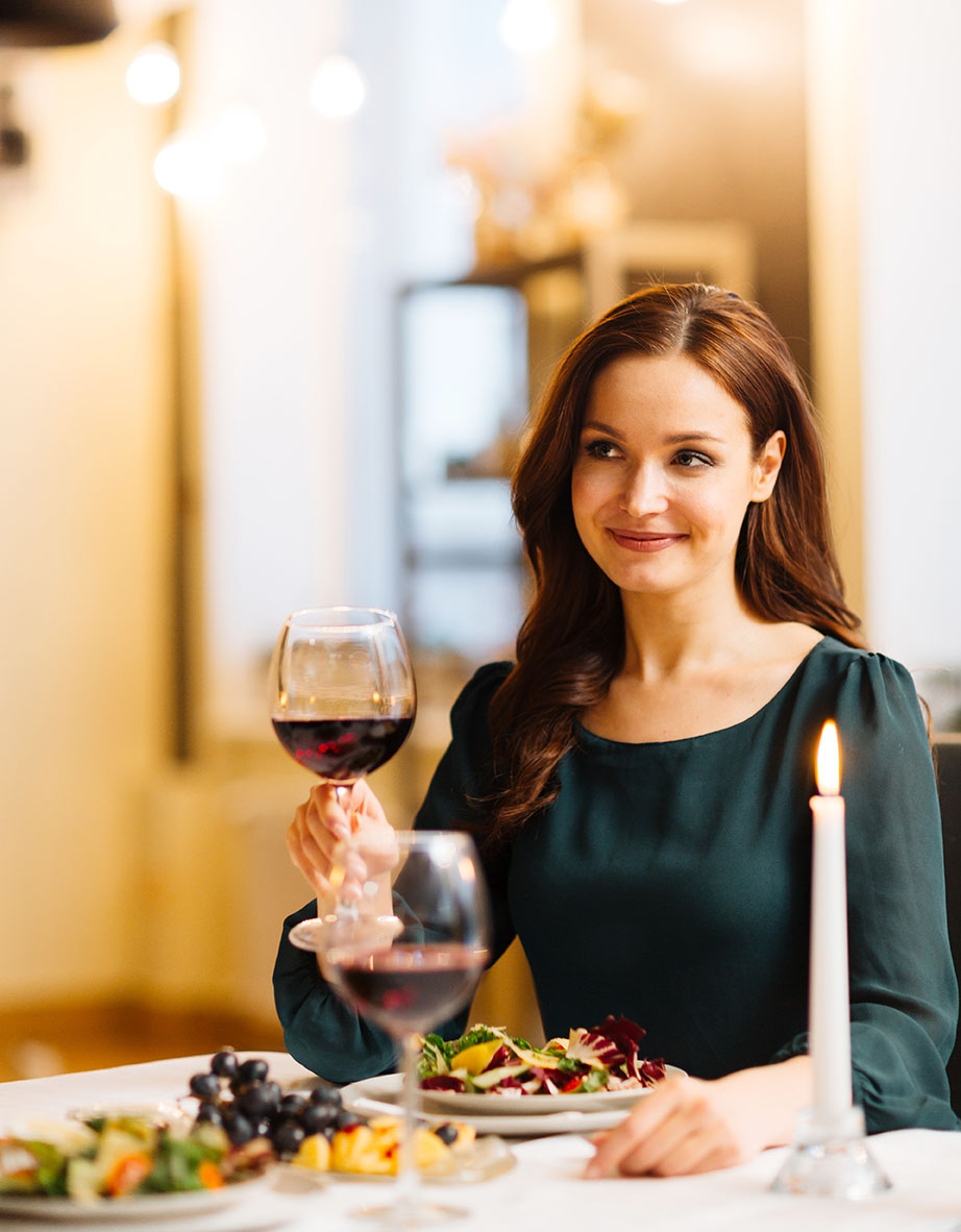 woman-in-restaurant-2021-09-24-03-28-30-utc.jpg
